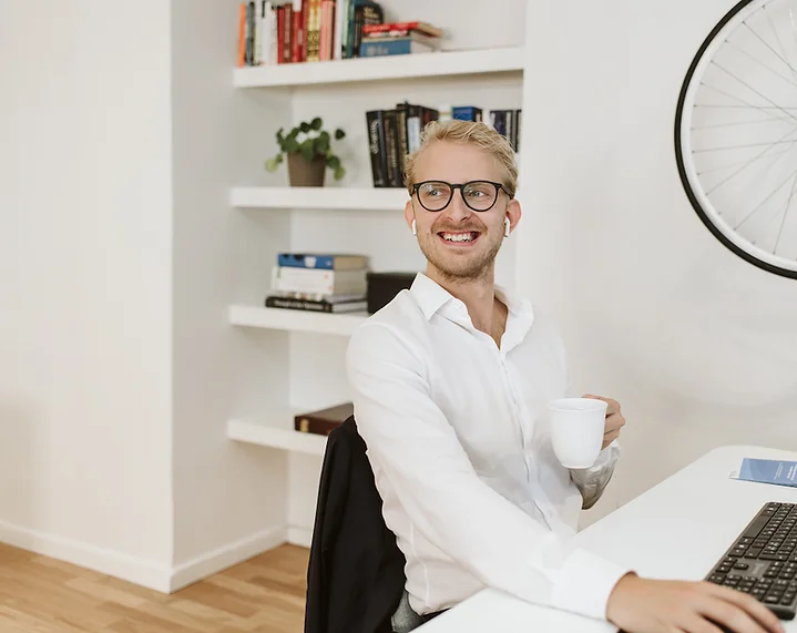 Ein Mann mit Kopfhörern lächelt in die Kamera